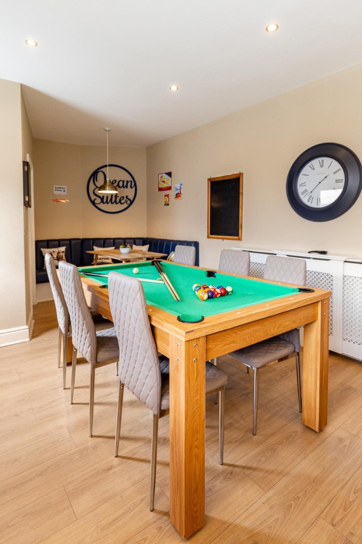Ocean Hot Tub - Sleeps 11 Holiday home Blackpool