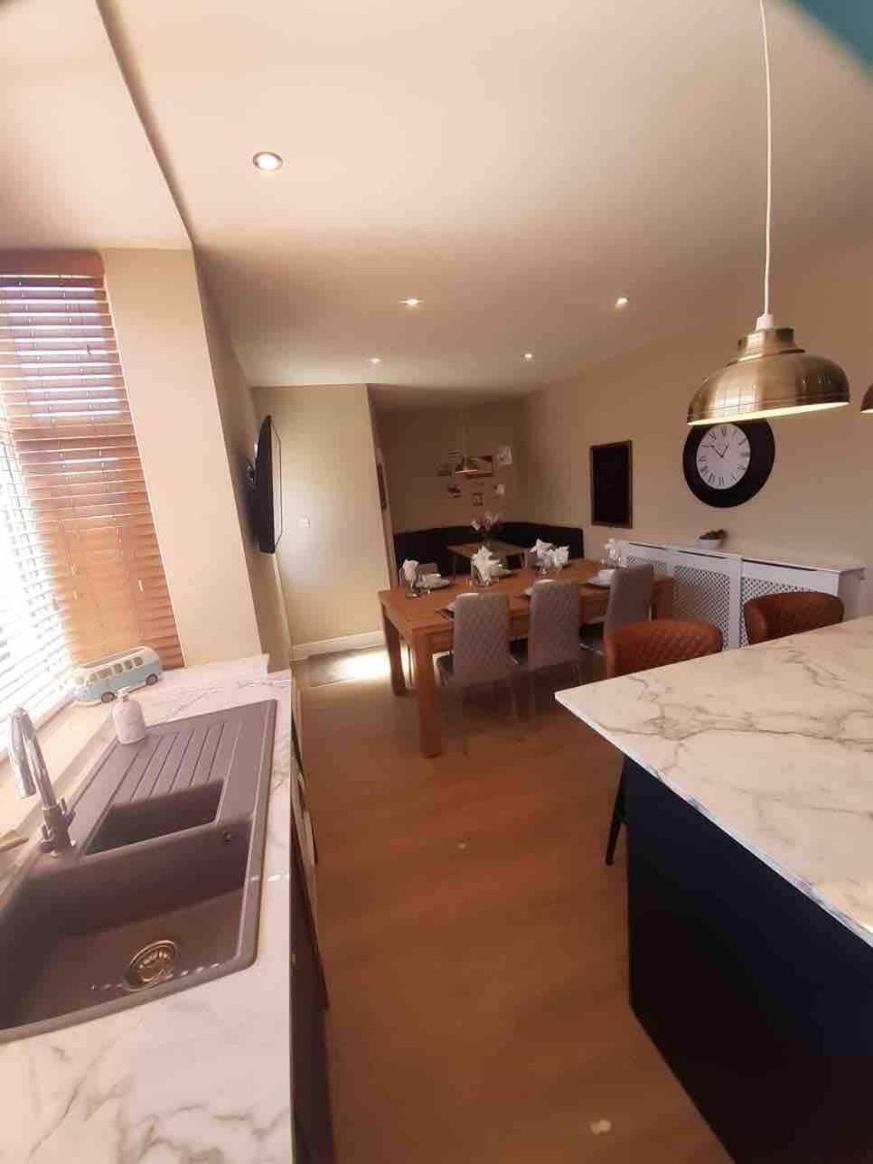 Ocean Hot Tub - Sleeps 11 Holiday home Blackpool