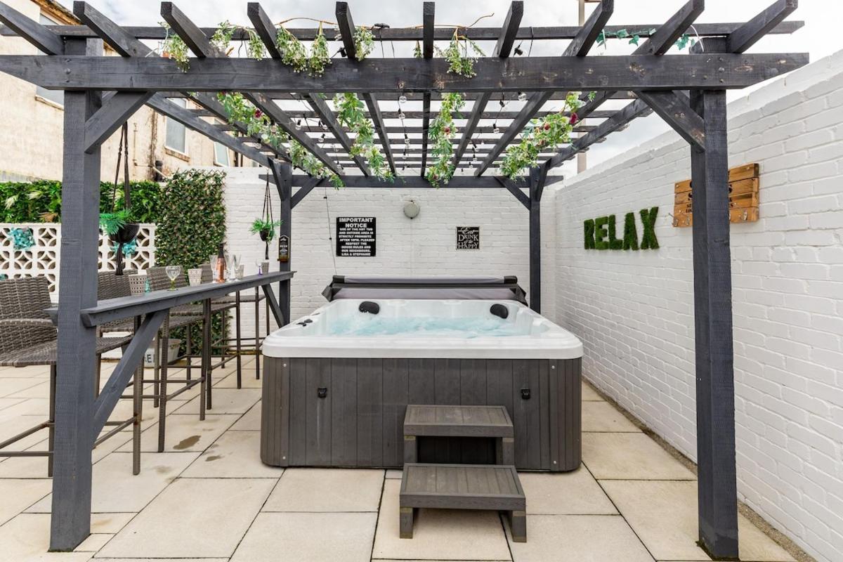 Ocean Hot Tub - Sleeps 11 * Blackpool
